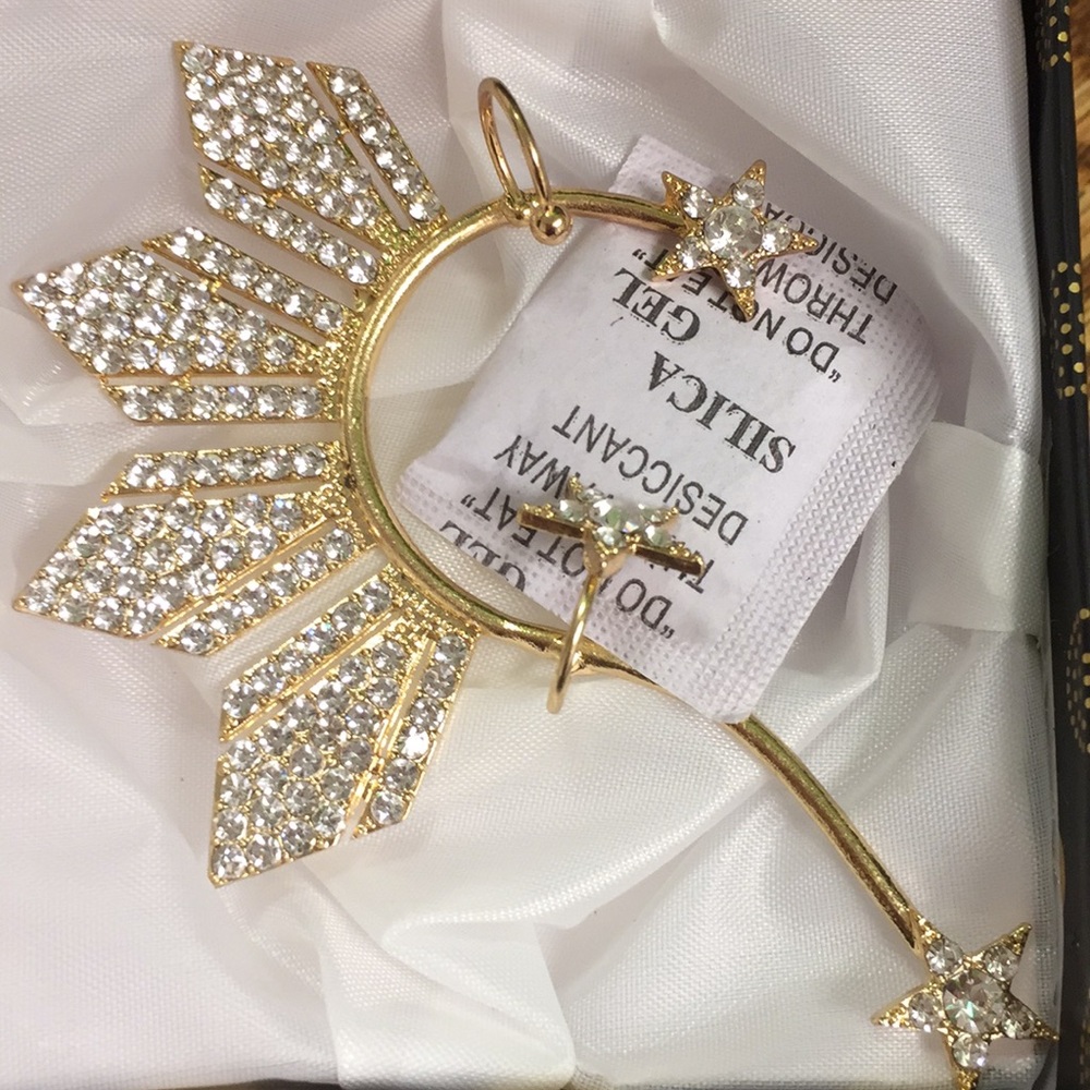 Ear cuff